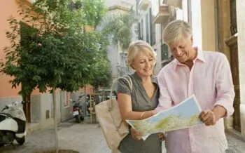 Touristen mit Stadtplan